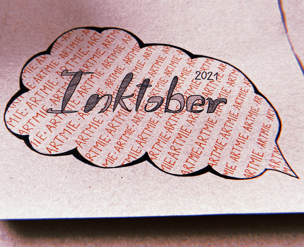 Künstler zeichnet mit Tusche für die Inktober-Challenge