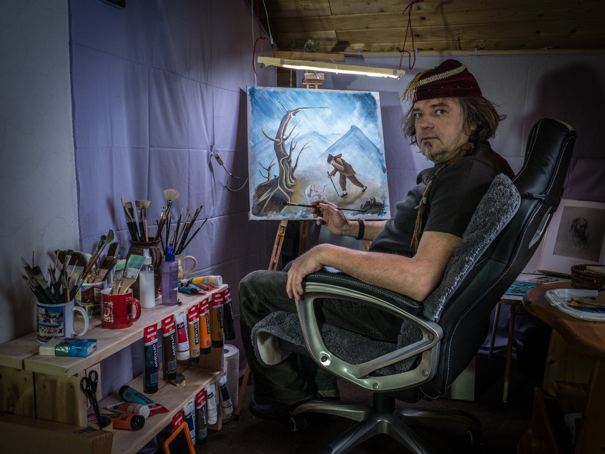 Der Künstler Rasťo Ekkert bei der Arbeit an seinem Kunstwerk