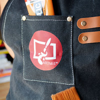 Umelecká zástera s logom ARTMIE — obrázok 4